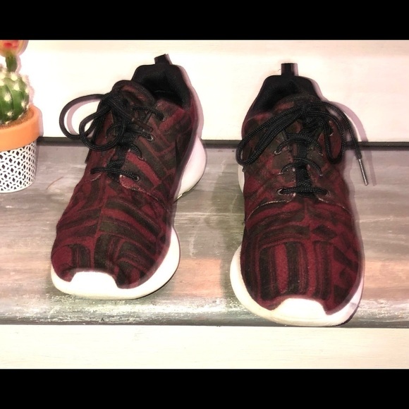Nike Women's Roshe One 1 Print Night Maroon Sneakers size 9 844958-601 - Picture 3 of 9